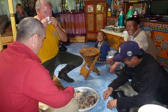Yourte, mode d'emploi : code de conduite &agrave; adopter lorsque vous entrez dans une yourte mongole, ou si vous &ecirc;tes invit&eacute; chez une famille nomade de Mongolie au cours de votre voyage - choses &agrave; faire et &agrave; ne pas faire - Randocheval Mongolie / Absolu Voyages