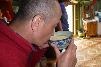 Yourte, mode d'emploi : code de conduite &agrave; adopter lorsque vous entrez dans une yourte mongole, ou si vous &ecirc;tes invit&eacute; chez une famille nomade de Mongolie au cours de votre voyage - choses &agrave; faire et &agrave; ne pas faire - Randocheval Mongolie / Absolu Voyages