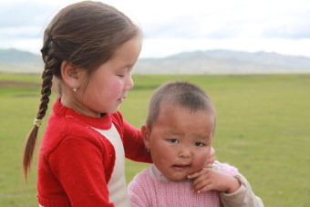 Tourisme &eacute;quitable en Mongolie : r&eacute;mun&eacute;ration &eacute;quitable des familles nomades mongoles avec lesquelles nous travaillons et partenariat mutuel pour aider les familles, et en particulier les enfants, &agrave; passer l'hiver dans des conditions satisfaisantes - Randocheval Mongolie / Absolu Voyages