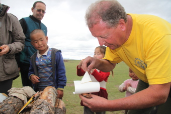 Conseils et astuces pour &eacute;tablir le contact lors de vos rencontres avec les familles nomades de Mongolie : communiquer et &eacute;changer avec les enfants, femmes et hommes de vos familles nomades d'accueil - Randocheval Mongolie / Absolu Voyages