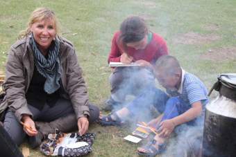 Conseils et astuces pour &eacute;tablir le contact lors de vos rencontres avec les familles nomades de Mongolie : communiquer et &eacute;changer avec les enfants, femmes et hommes de vos familles nomades d'accueil - Randocheval Mongolie / Absolu Voyages
