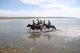Comment prendre de belles photos en Mongolie : paysages, portraits de nomades mongols, comment prendre des photos en &eacute;tant &agrave; cheval, cadrage, astuces techniques, conseils pratiques, appareil photo compact ou reflex... - Randocheval Mongolie / Absolu Voyages