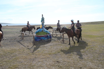 Bouddhisme tib&eacute;tain et autres religions en Mongolie : ovoos, monast&egrave;res, moines, traditions de Tengri... Randocheval Mongolie