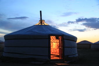 Comment bien choisir son voyage en Mongolie : randonn&eacute;e &agrave; cheval ou voyage en 4x4, en bivouac sous la tente ou sous la yourte, chez une famille nomade, quand partir, quelles r&eacute;gions visiter... - Randocheval Mongolie