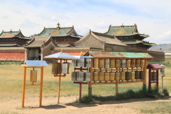 Bouddhisme tib&eacute;tain et autres religions en Mongolie : ovoos, monast&egrave;res, moines, traditions de Tengri... Randocheval Mongolie