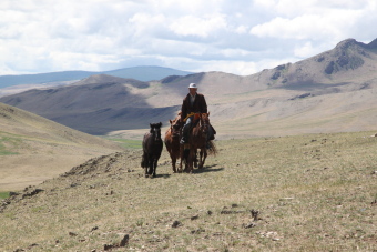 Comment prendre de belles photos en Mongolie : paysages, portraits de nomades mongols, comment prendre des photos en &eacute;tant &agrave; cheval, cadrage, astuces techniques, conseils pratiques, appareil photo compact ou reflex... - Randocheval Mongolie / Absolu Voyages
