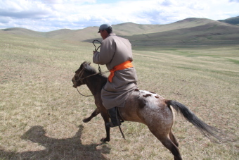 Comment monter &agrave; cheval en Mongolie - conseils aux cavaliers occidentaux pour s'adapter aux chevaux et &agrave; la monte mongole lors d'une randonn&eacute;e &eacute;questre en Mongolie - Randocheval Mongolie