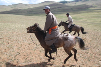 Comment prendre de belles photos en Mongolie : paysages, portraits de nomades mongols, comment prendre des photos en &eacute;tant &agrave; cheval, cadrage, astuces techniques, conseils pratiques, appareil photo compact ou reflex... - Randocheval Mongolie / Absolu Voyages