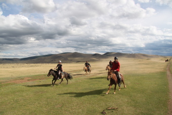 Comment monter &agrave; cheval en Mongolie - conseils aux cavaliers occidentaux pour s'adapter aux chevaux et &agrave; la monte mongole lors d'une randonn&eacute;e &eacute;questre en Mongolie - Randocheval Mongolie