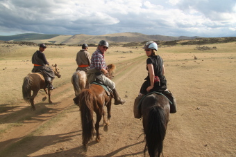 Comment bien choisir son voyage en Mongolie : randonn&eacute;e &agrave; cheval ou voyage en 4x4, en bivouac sous la tente ou sous la yourte, chez une famille nomade, quand partir, quelles r&eacute;gions visiter... - Randocheval Mongolie
