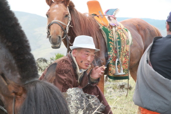 Comment prendre de belles photos en Mongolie : paysages, portraits de nomades mongols, comment prendre des photos en &eacute;tant &agrave; cheval, cadrage, astuces techniques, conseils pratiques, appareil photo compact ou reflex... - Randocheval Mongolie / Absolu Voyages