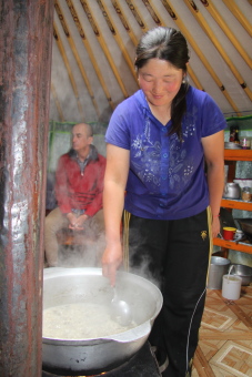 Yourte, mode d'emploi : code de conduite &agrave; adopter lorsque vous entrez dans une yourte mongole, ou si vous &ecirc;tes invit&eacute; chez une famille nomade de Mongolie au cours de votre voyage - choses &agrave; faire et &agrave; ne pas faire - Randocheval Mongolie / Absolu Voyages