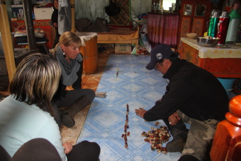 Conseils et astuces pour &eacute;tablir le contact lors de vos rencontres avec les familles nomades de Mongolie : communiquer et &eacute;changer avec les enfants, femmes et hommes de vos familles nomades d'accueil - Randocheval Mongolie / Absolu Voyages