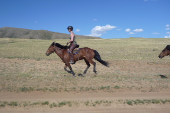 Comment monter &agrave; cheval en Mongolie - conseils aux cavaliers occidentaux pour s'adapter aux chevaux et &agrave; la monte mongole lors d'une randonn&eacute;e &eacute;questre en Mongolie - Randocheval Mongolie