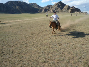 Comment monter &agrave; cheval en Mongolie - conseils aux cavaliers occidentaux pour s'adapter aux chevaux et &agrave; la monte mongole lors d'une randonn&eacute;e &eacute;questre en Mongolie - Randocheval Mongolie