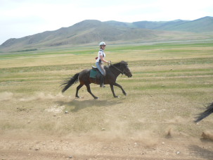 Comment monter &agrave; cheval en Mongolie - conseils aux cavaliers occidentaux pour s'adapter aux chevaux et &agrave; la monte mongole lors d'une randonn&eacute;e &eacute;questre en Mongolie - Randocheval Mongolie