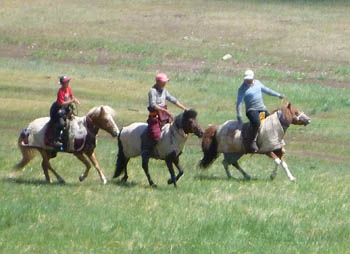 F&ecirc;te de Naadam en Mongolie - courses de chevaux, lutte mongole, tir &agrave; l'arc, &agrave; Oulan Bator et en Province - Randocheval Mongolie / Absolu Voyages