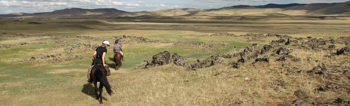 L'&eacute;quipe de Randocheval Mongolie : Yeruult, Sabine, Claire, Anthony et les guides local francophones - Randocheval / Absolu Voyages