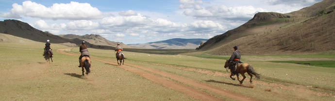 Comment monter &agrave; cheval en Mongolie - conseils aux cavaliers occidentaux pour s'adapter aux chevaux et &agrave; la monte mongole lors d'une randonn&eacute;e &eacute;questre en Mongolie - Randocheval Mongolie