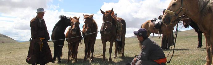Conseils et astuces pour &eacute;tablir le contact lors de vos rencontres avec les familles nomades de Mongolie : communiquer et &eacute;changer avec les enfants, femmes et hommes de vos familles nomades d'accueil - Randocheval Mongolie / Absolu Voyages